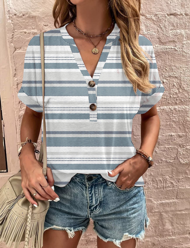 Damer Avslappnad Kortärmad Blus T-shirt med Lekfullt Paisleymönster och Moderna Knapppdetaljer Mirla-Eva Jonsson