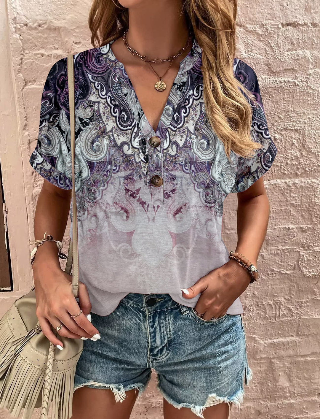 Damer Avslappnad Kortärmad Blus T-shirt med Lekfullt Paisleymönster och Moderna Knapppdetaljer Mirla-Eva Jonsson