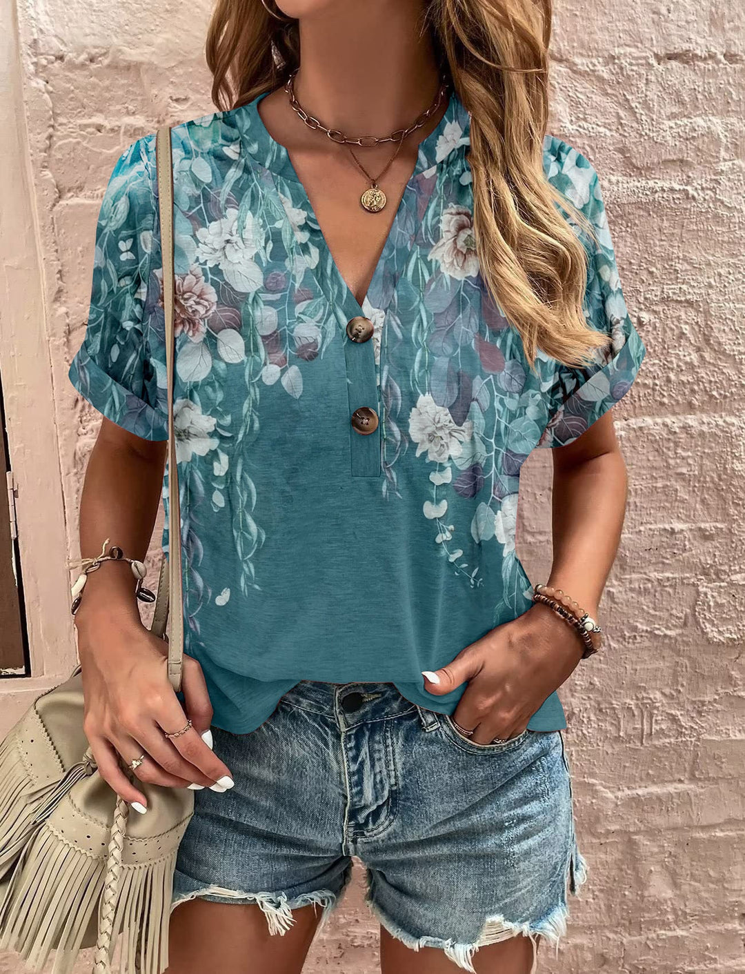 Damer Avslappnad Kortärmad Blus T-shirt med Lekfullt Paisleymönster och Moderna Knapppdetaljer Mirla-Eva Jonsson