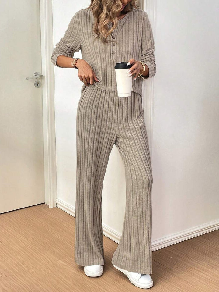 Damer Avslappnad Lounge-set med strukturerat ribbmönster och knapppdetail Mirla-Eva Jonsson