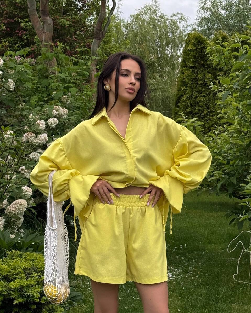 Damer Avslappnad sommardräkt med vid kortärmad skjorta och trendiga shorts Mirla-Eva Jonsson