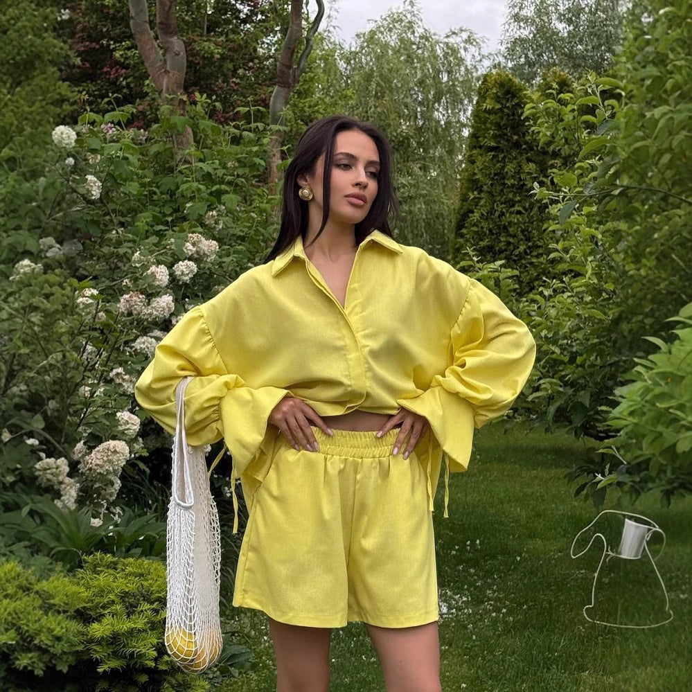 Damer Avslappnad sommardräkt med vid kortärmad skjorta och trendiga shorts Mirla-Eva Jonsson