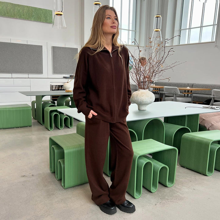 Damer Bekväm Fritidsdräkt med hög krage och blixtlås Mirla-Eva Jonsson