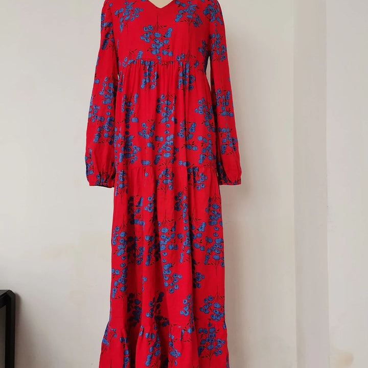 Damer Boho-långärmad klänning med blommiga accenter och svängande nederkant Mirla-Eva Jonsson
