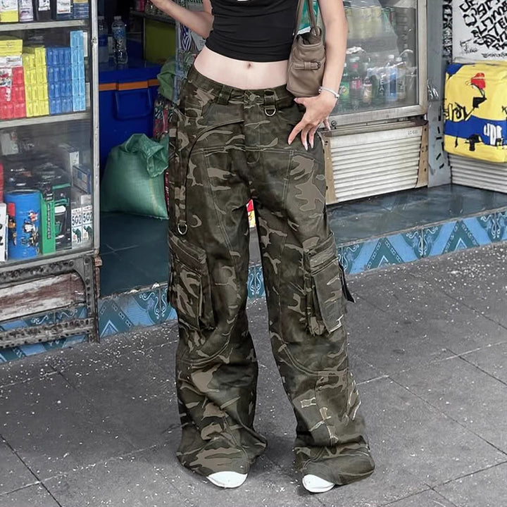 Damer Cargo-byxa i avslappnad camouflage-stil med generösa fickor Mirla-Eva Jonsson
