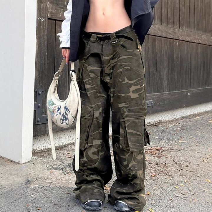 Damer Cargo-byxa i avslappnad camouflage-stil med generösa fickor Mirla-Eva Jonsson
