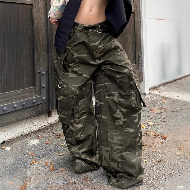 Damer Cargo-byxa i avslappnad camouflage-stil med generösa fickor Mirla-Eva Jonsson