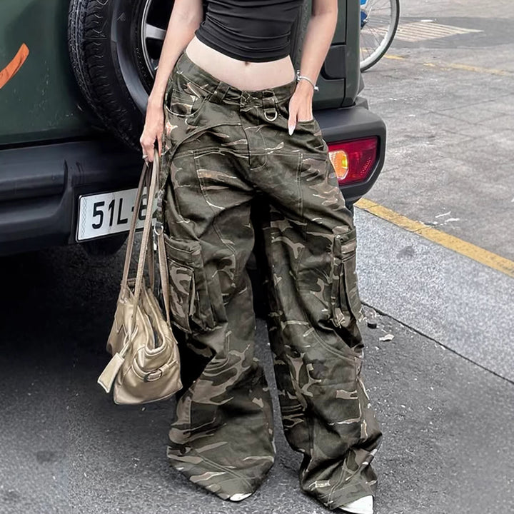 Damer Cargo-byxa i avslappnad camouflage-stil med generösa fickor Mirla-Eva Jonsson