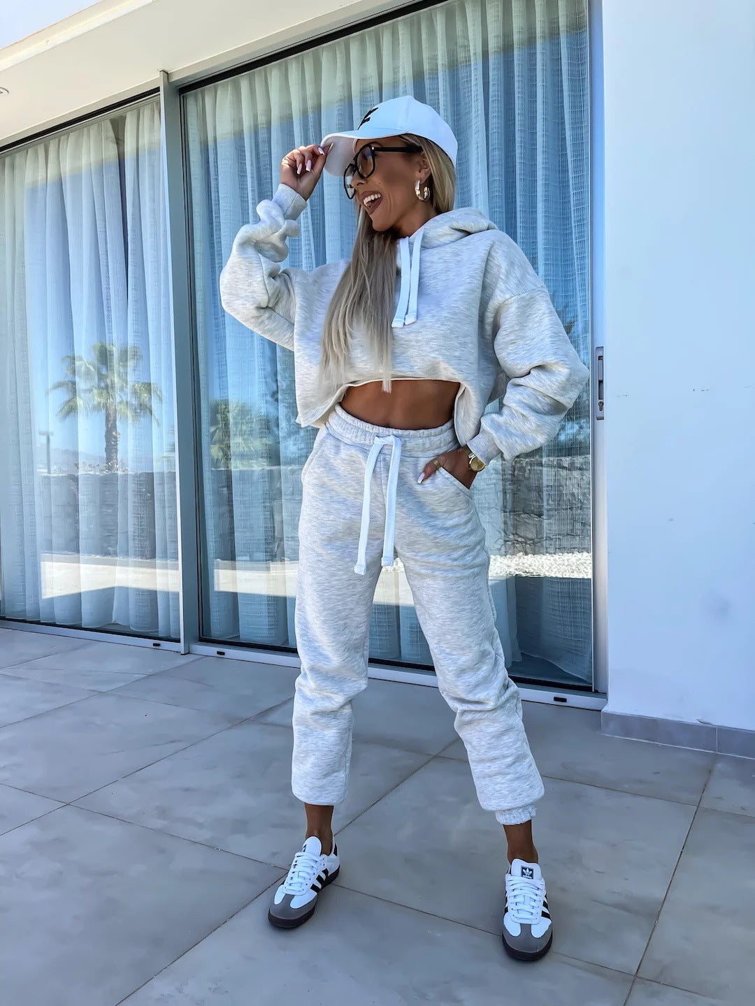 Damer Casual och Trendig Jogging Set med Kort Hoodie och Bekväma Byxor Mirla-Eva Jonsson