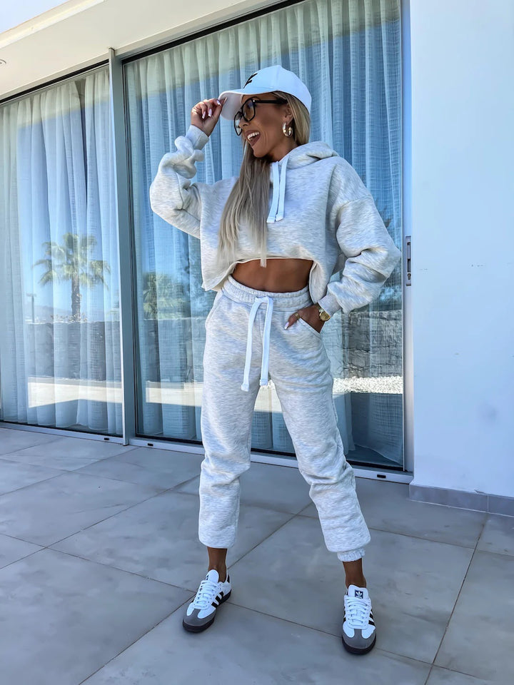 Damer Casual och Trendig Jogging Set med Kort Hoodie och Bekväma Byxor Mirla-Eva Jonsson