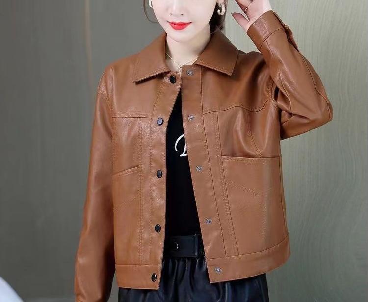 Damer Chic Läderjacka i Modern Biker Stil Mirla-Eva Jonsson