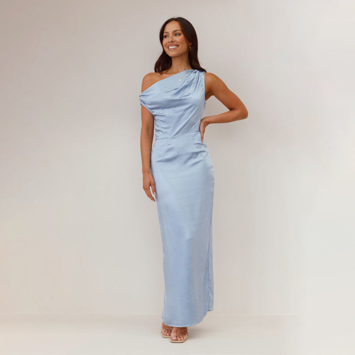 Damer Chic Maxi Klänning med Asymmetrisk Halsringning och Samlad Detalj Mirla-Eva Jonsson