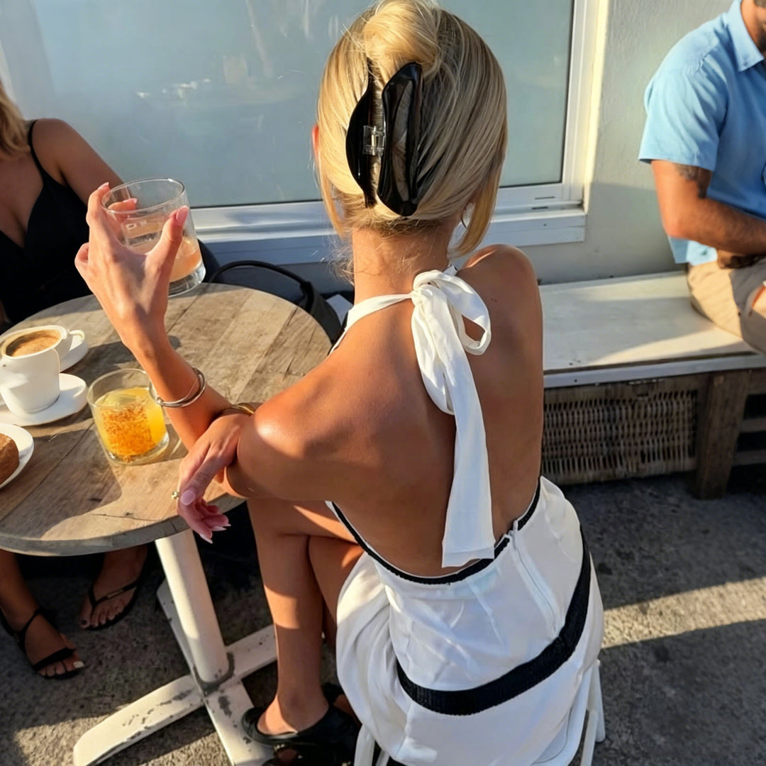 Damer Chic Minimal klänning med djup V-ringning och kontrasterande midjebälte Mirla-Eva Jonsson