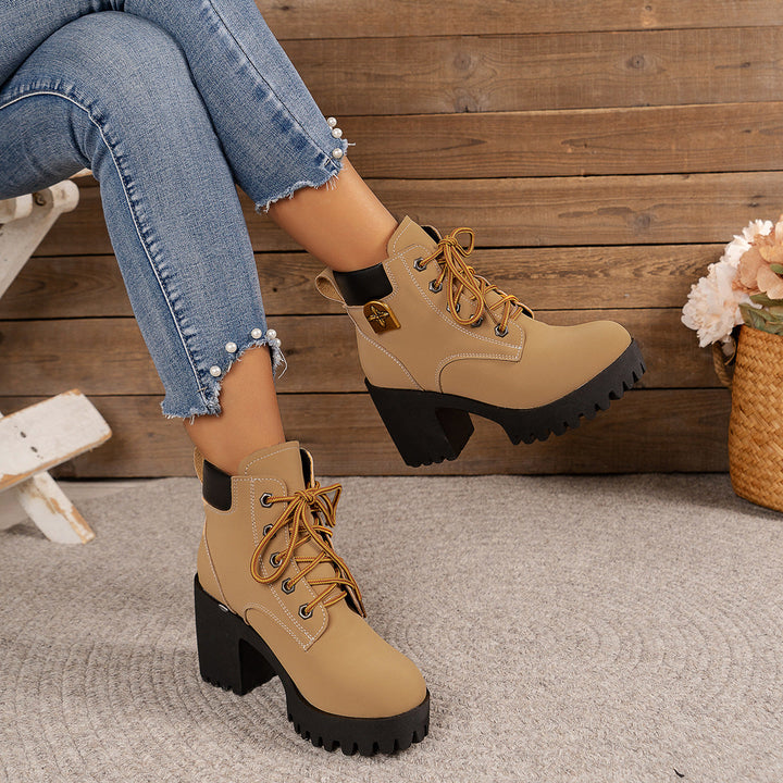 Damer Chunky Heel Combat Boots med Robust Sula och Stilren Snörning Mirla-Eva Jonsson