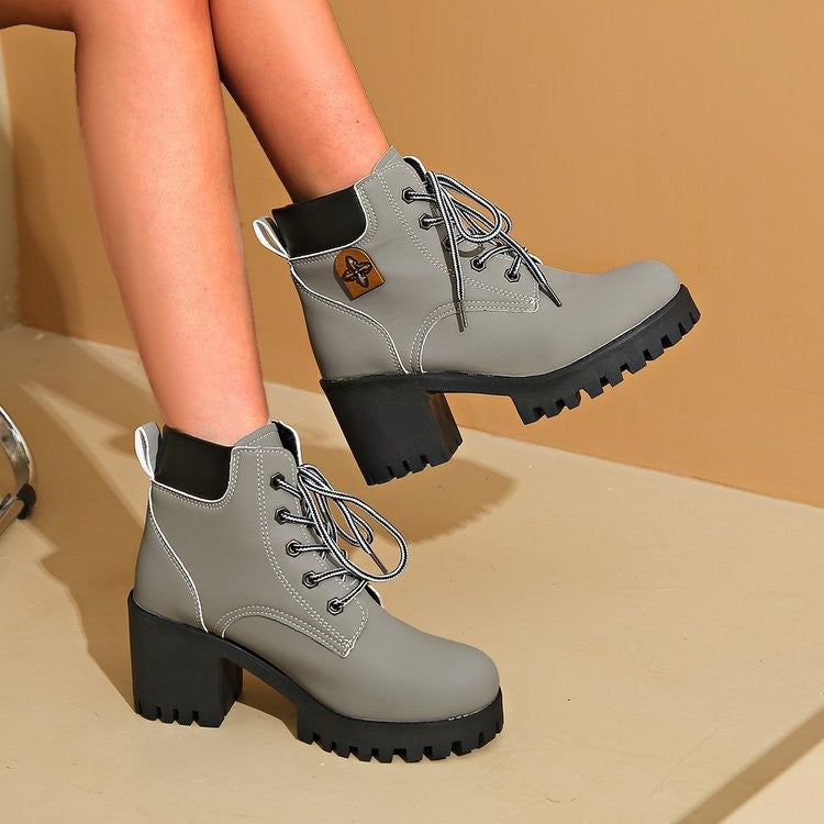 Damer Chunky Heel Combat Boots med Robust Sula och Stilren Snörning Mirla-Eva Jonsson