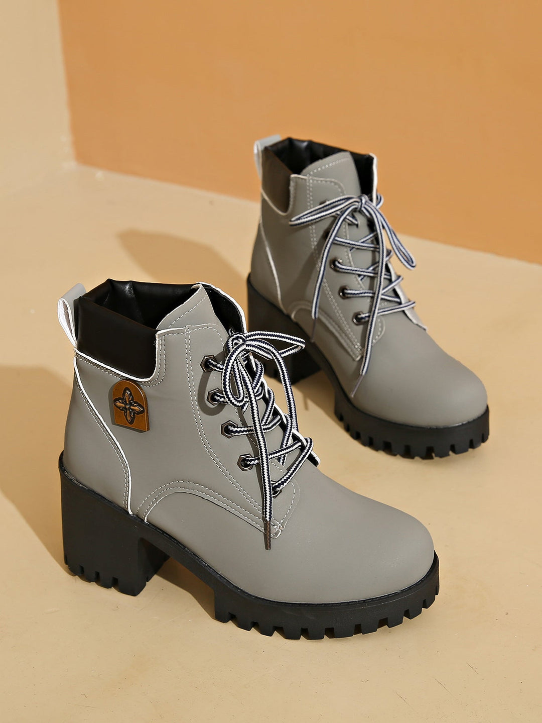 Damer Chunky Heel Combat Boots med Robust Sula och Stilren Snörning Mirla-Eva Jonsson