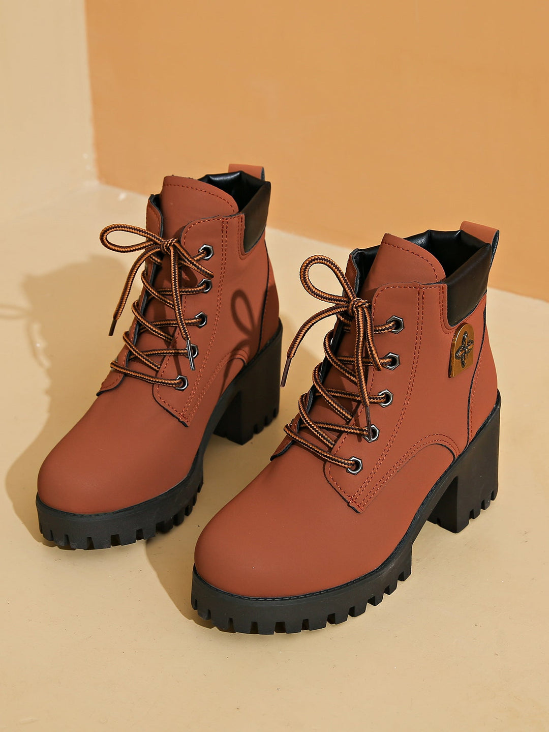 Damer Chunky Heel Combat Boots med Robust Sula och Stilren Snörning Mirla-Eva Jonsson