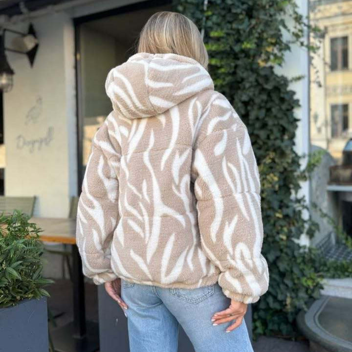 Damer Cozy Fleece Jacka i Modernt Zebra Design med Hög Krage Mirla-Eva Jonsson