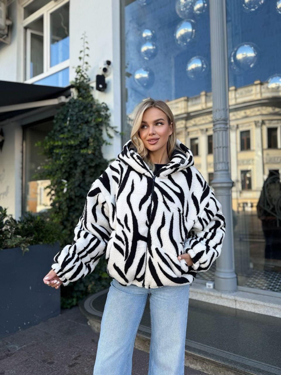 Damer Cozy Fleece Jacka i Modernt Zebra Design med Hög Krage Mirla-Eva Jonsson