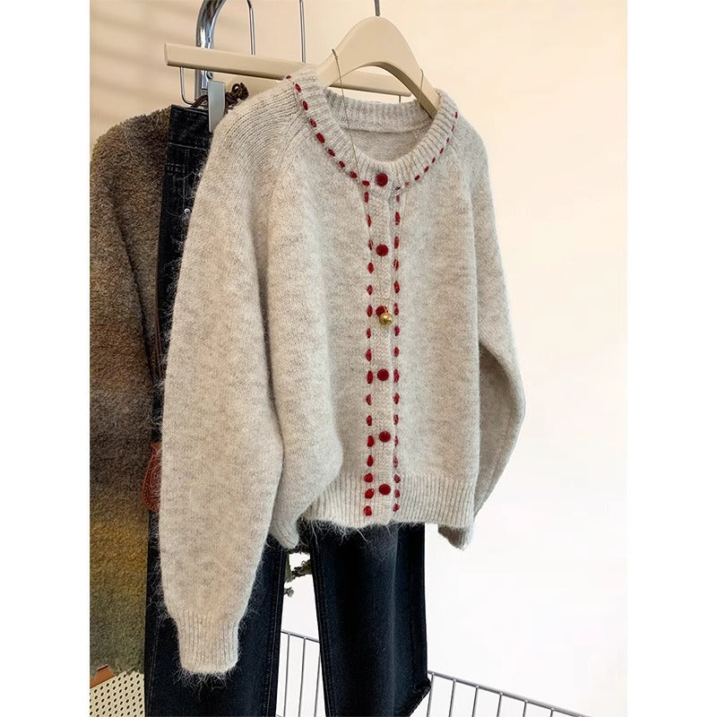 Damer Cozy Knit Tröja med Färgglad Knappp Detalj Mirla-Eva Jonsson