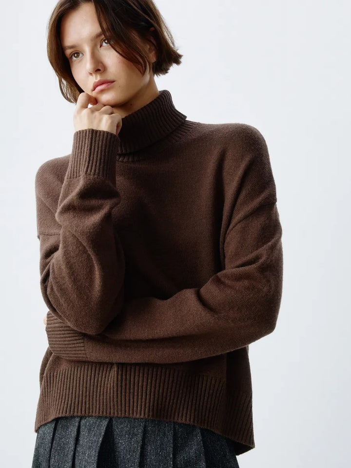 Damer Cozy Turtleneck Tröja med Oversized Snitt och Fin Ribbad Struktur Mirla-Eva Jonsson