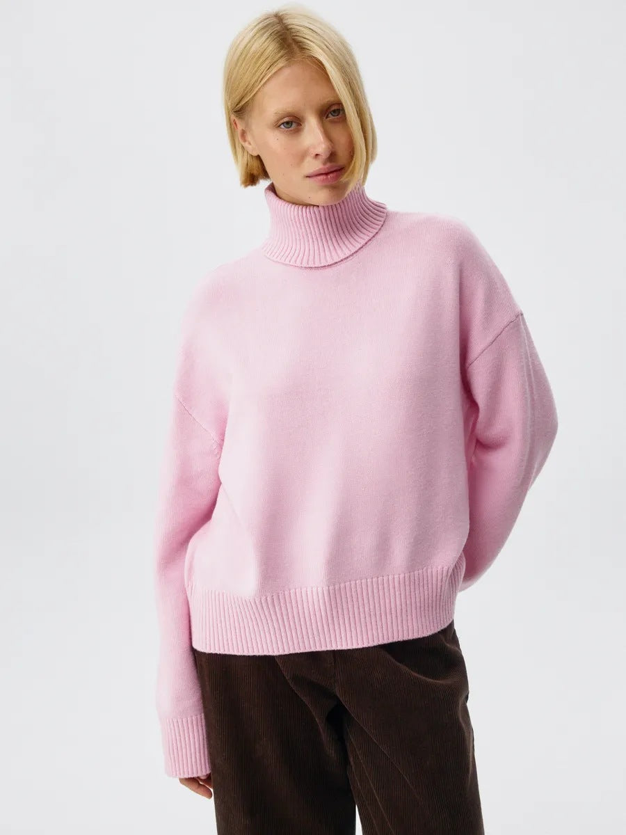 Damer Cozy Turtleneck Tröja med Oversized Snitt och Fin Ribbad Struktur Mirla-Eva Jonsson
