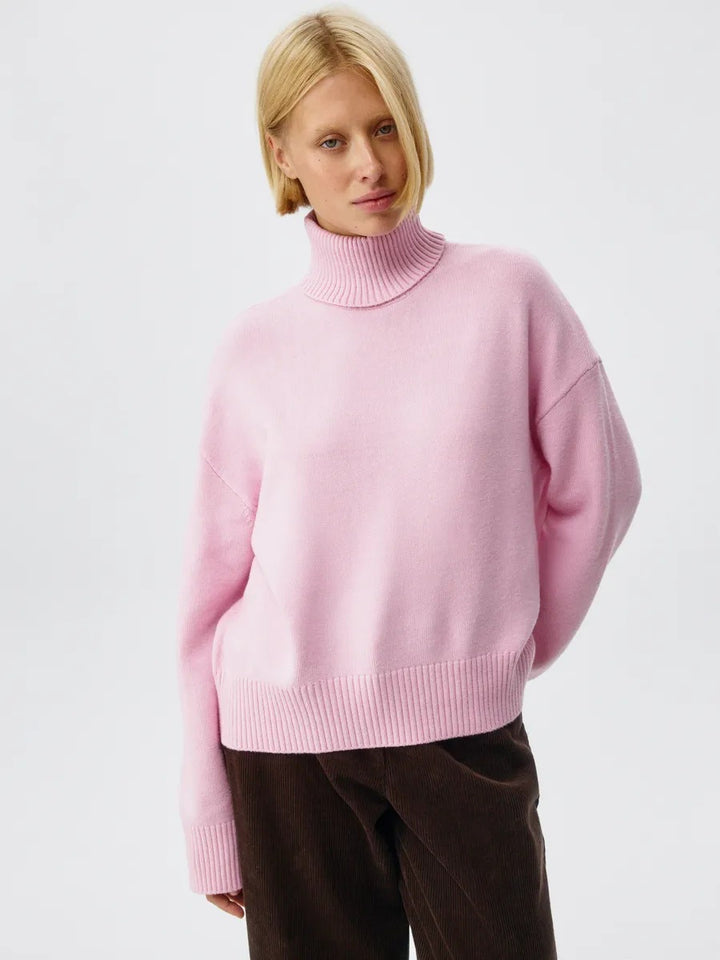 Damer Cozy Turtleneck Tröja med Oversized Snitt och Fin Ribbad Struktur Mirla-Eva Jonsson