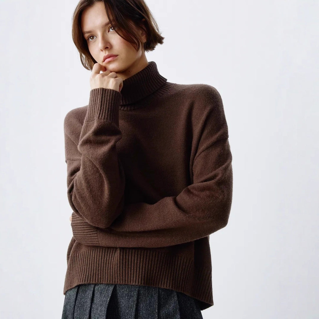 Damer Cozy Turtleneck Tröja med Oversized Snitt och Fin Ribbad Struktur Mirla-Eva Jonsson