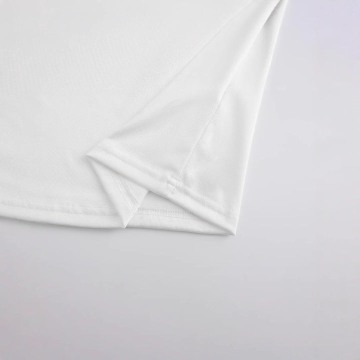 Damer Crop-T-Shirt med lekfullt jordgubbsmotiv och elegant halsavslutning Mirla-Eva Jonsson