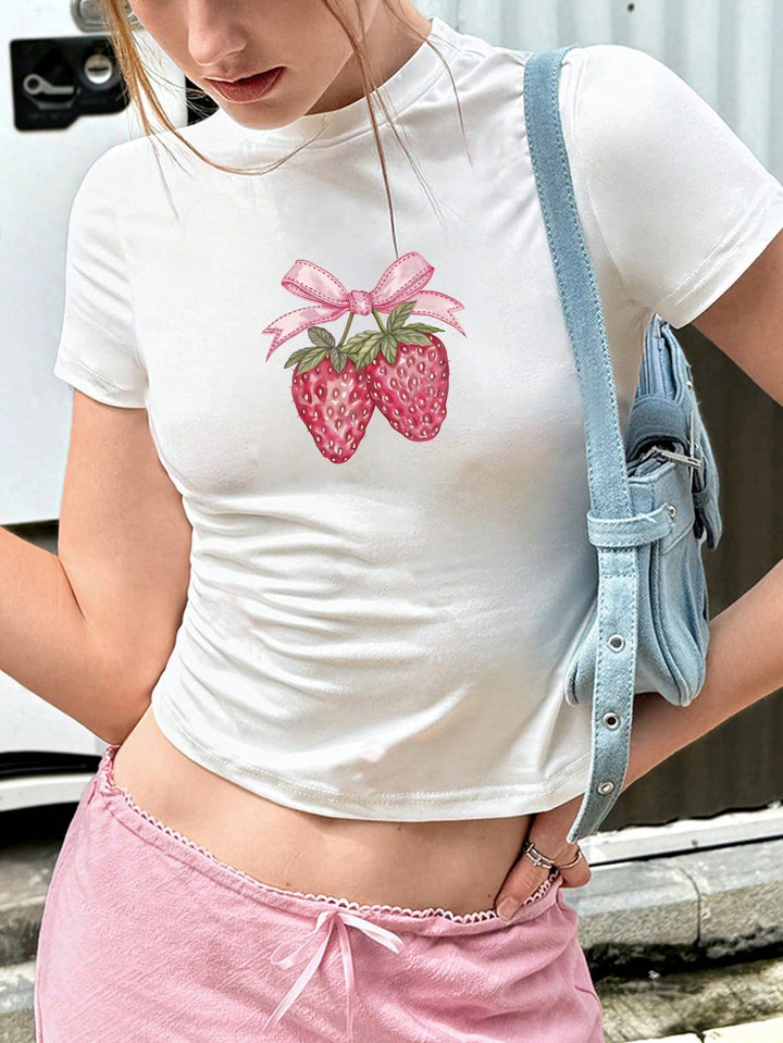 Damer Crop-T-Shirt med lekfullt jordgubbsmotiv och elegant halsavslutning Mirla-Eva Jonsson