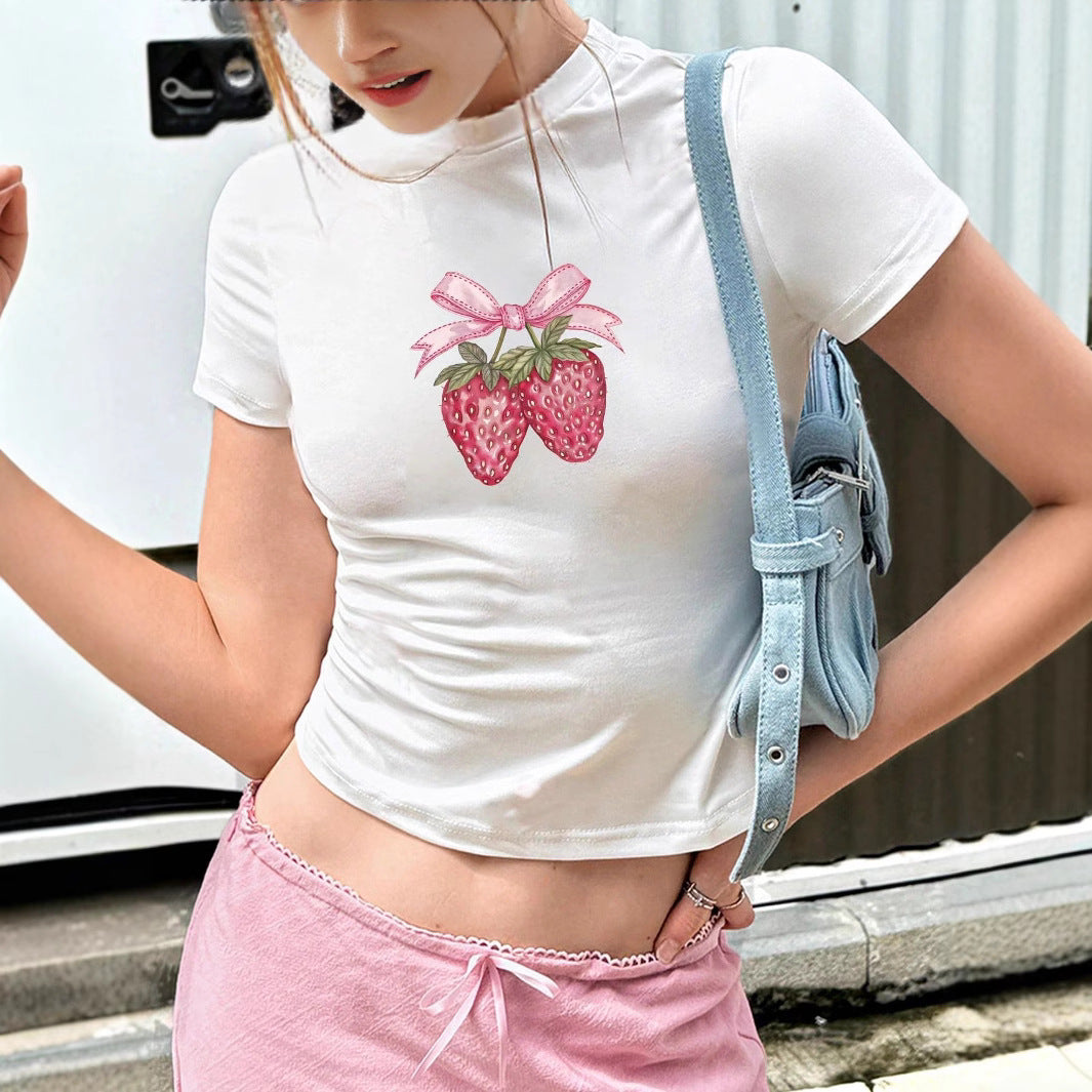 Damer Crop-T-Shirt med lekfullt jordgubbsmotiv och elegant halsavslutning Mirla-Eva Jonsson
