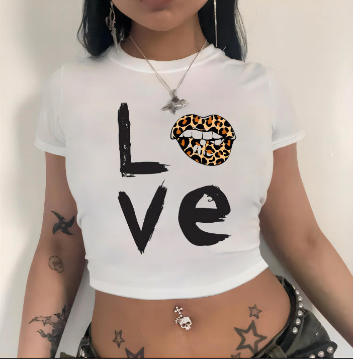 Damer Crop-T-shirt med animalistiskt läppmotiv och iögonfallande text Mirla-Eva Jonsson