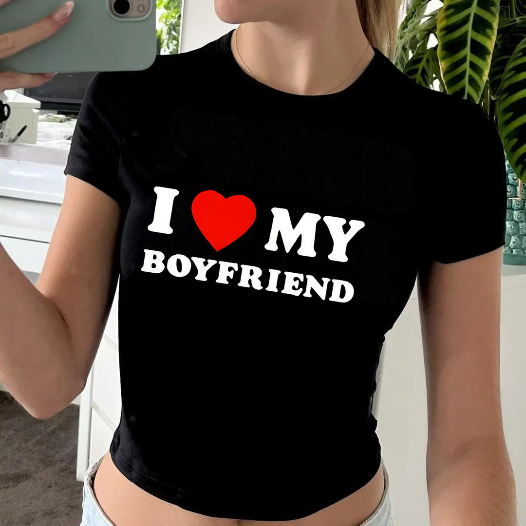 Damer Crop-T-shirt med animalistiskt läppmotiv och iögonfallande text Mirla-Eva Jonsson