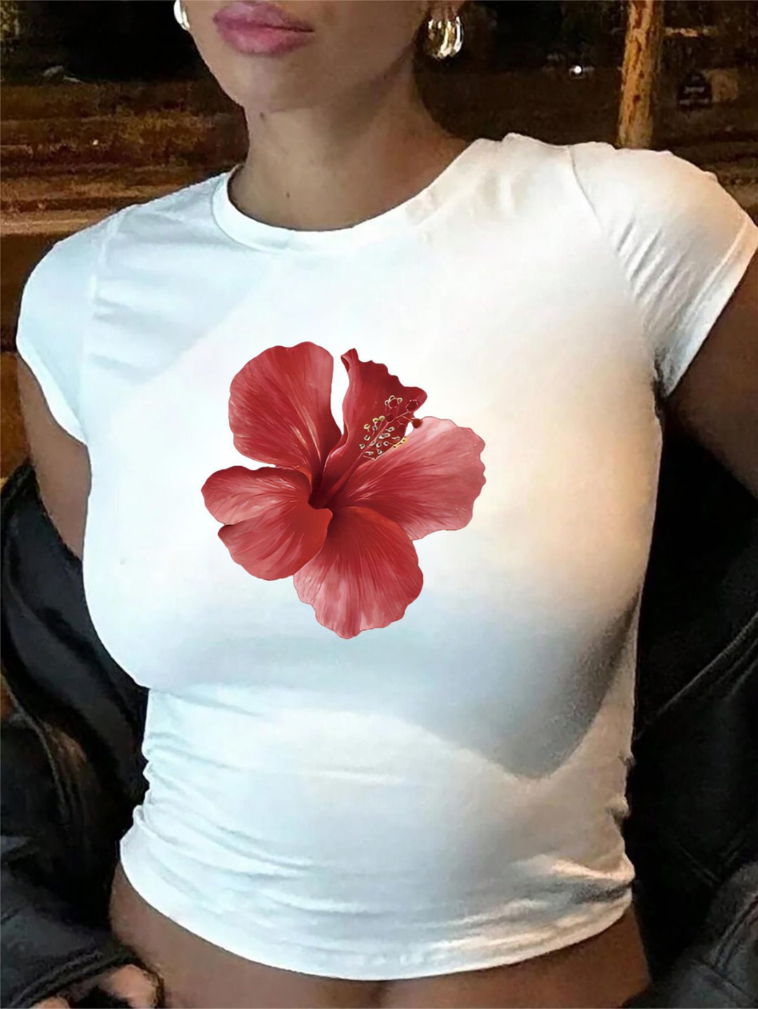 Damer Crop-T-shirt med animalistiskt läppmotiv och iögonfallande text Mirla-Eva Jonsson