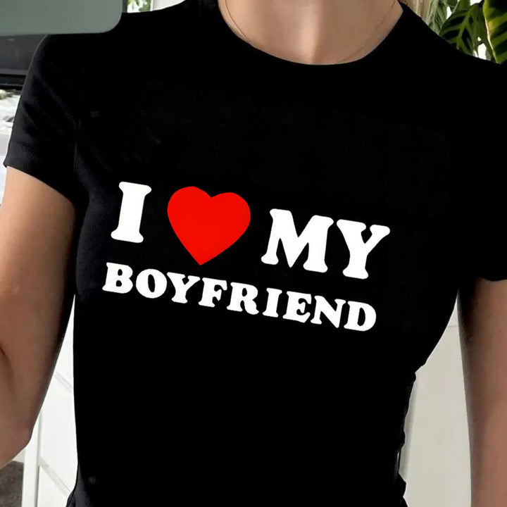 Damer Crop-T-shirt med animalistiskt läppmotiv och iögonfallande text Mirla-Eva Jonsson