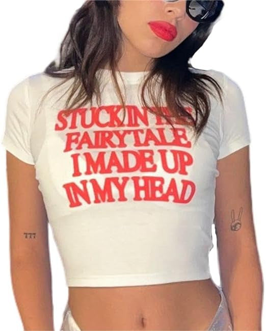 Damer Crop-T-shirt med animalistiskt läppmotiv och iögonfallande text Mirla-Eva Jonsson