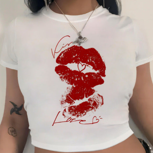 Damer Crop-T-shirt med animalistiskt läppmotiv och iögonfallande text Mirla-Eva Jonsson