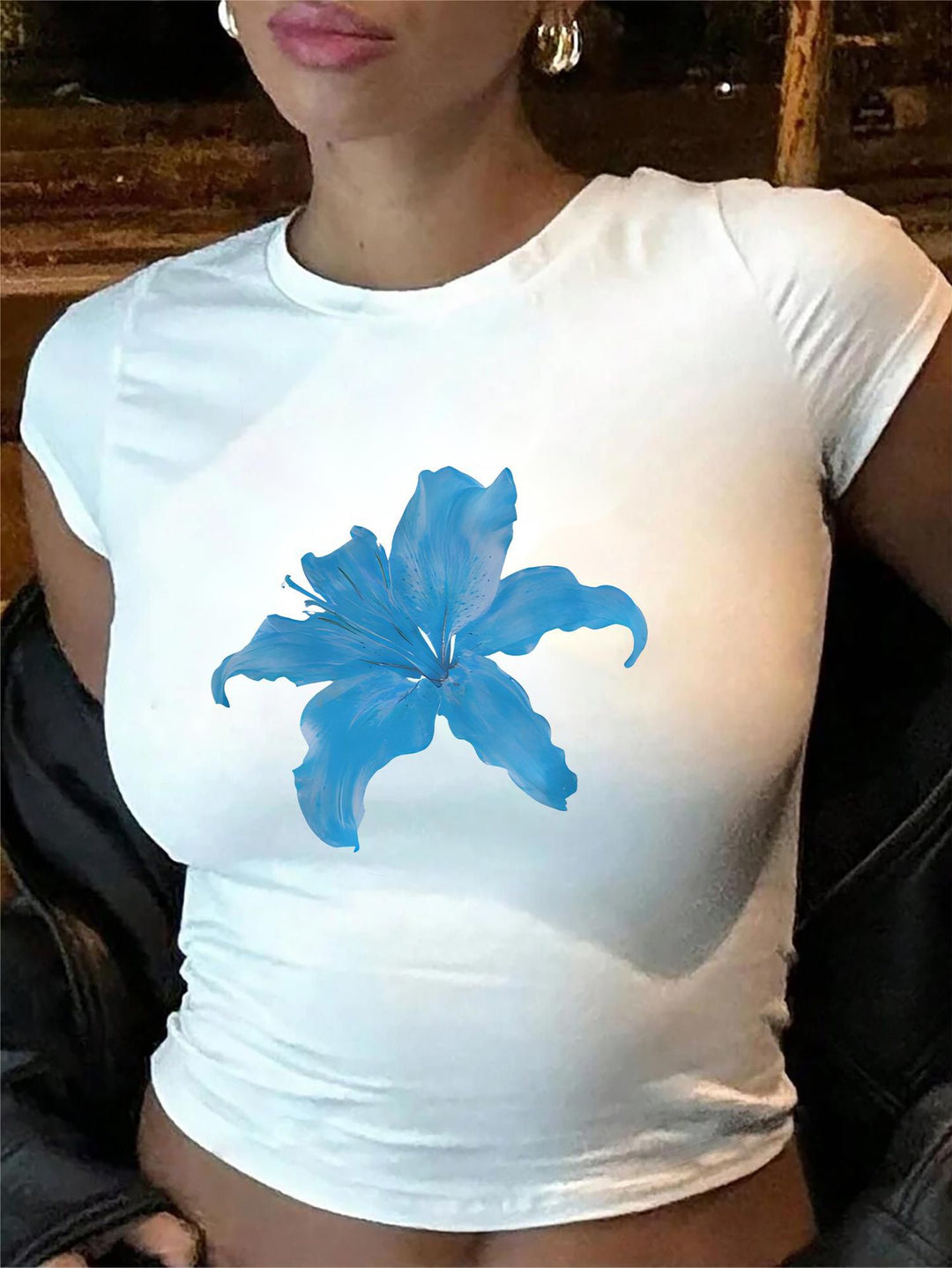 Damer Crop-T-shirt med animalistiskt läppmotiv och iögonfallande text Mirla-Eva Jonsson