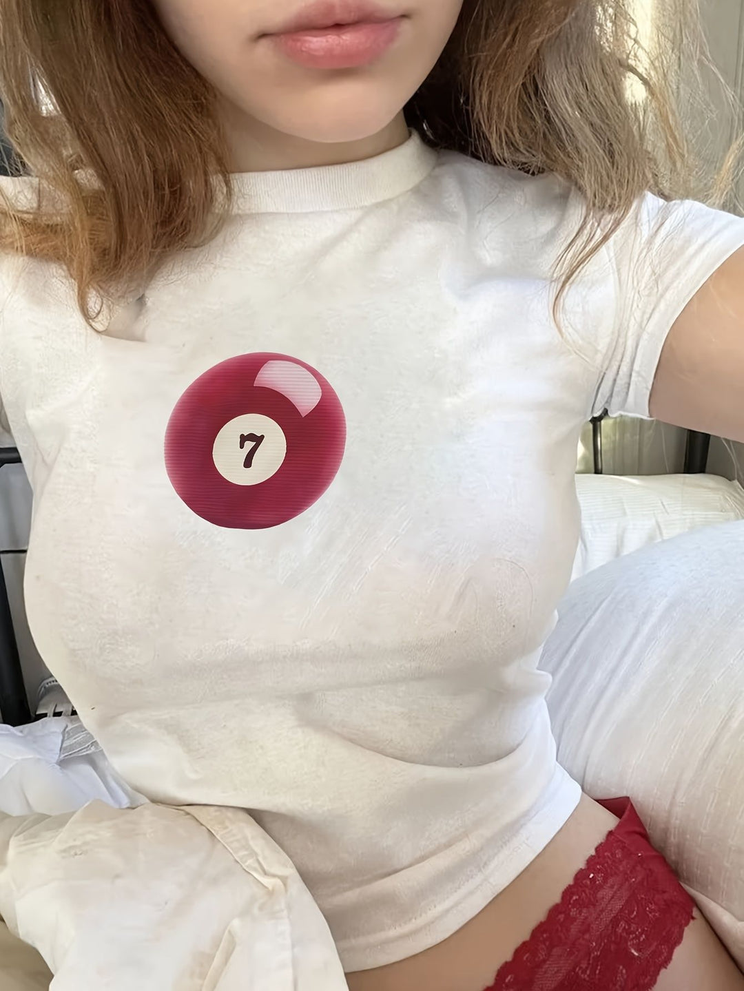 Damer Crop-T-shirt med animalistiskt läppmotiv och iögonfallande text Mirla-Eva Jonsson