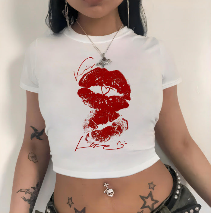 Damer Crop-T-shirt med animalistiskt läppmotiv och iögonfallande text Mirla-Eva Jonsson