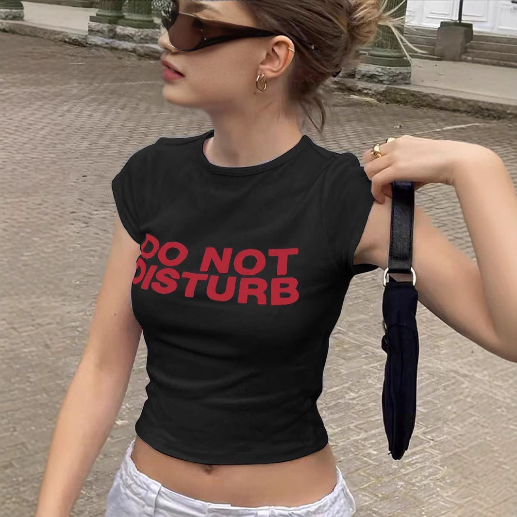 Damer Crop-T-shirt med iögonfallande grafikdesign och fräcka statementskrift Mirla-Eva Jonsson