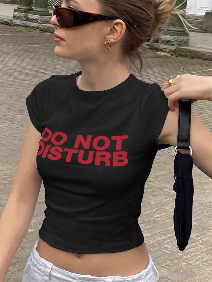 Damer Crop-T-shirt med iögonfallande grafikdesign och fräcka statementskrift Mirla-Eva Jonsson