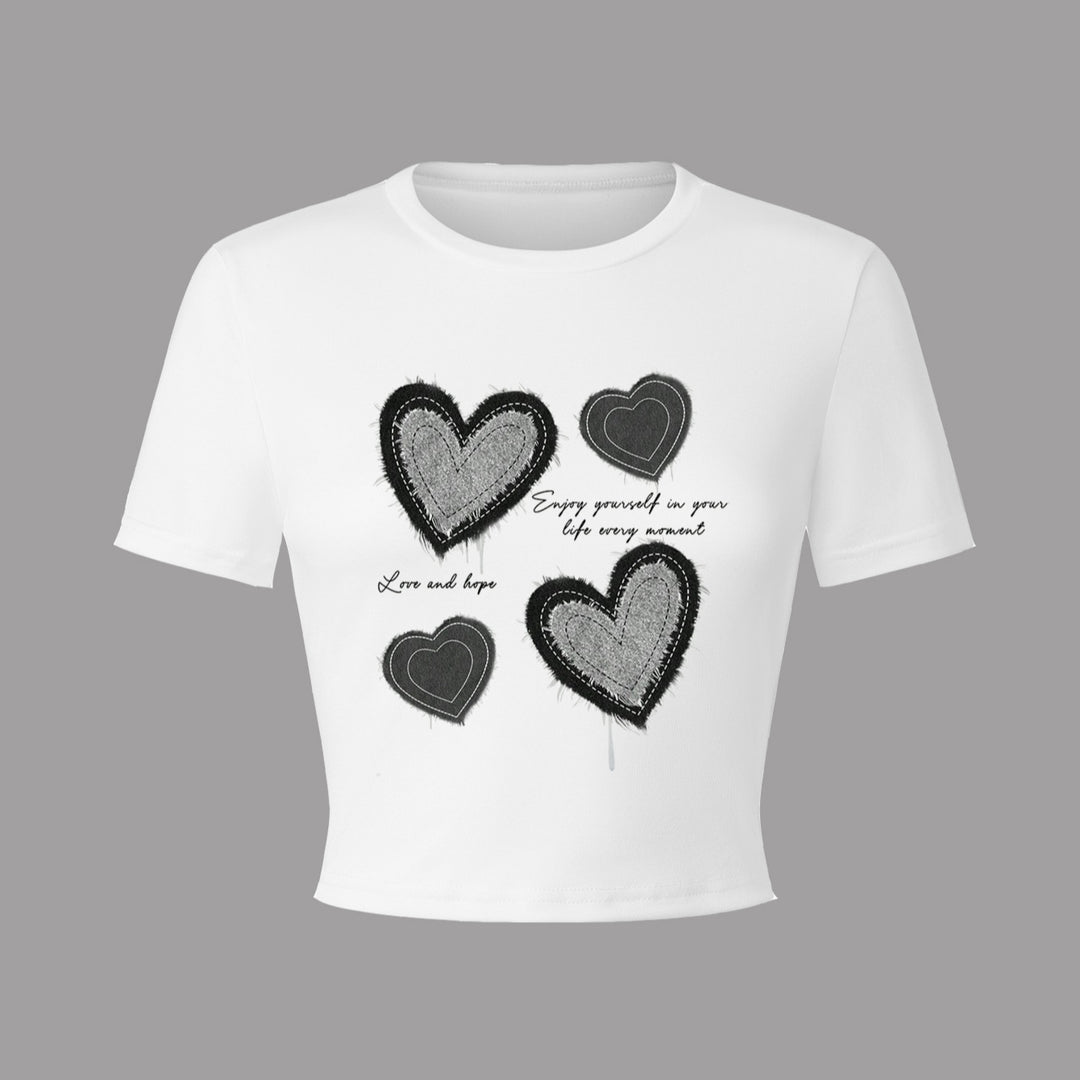Damer Crop-T-shirt med kreativt hjärtmotiv och motiverande text Mirla-Eva Jonsson