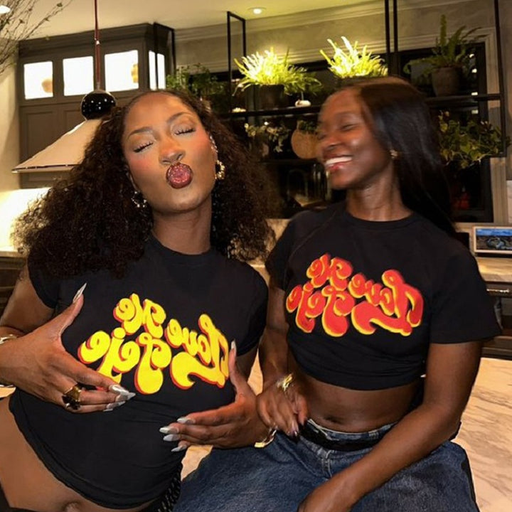 Damer Crop-T-shirt med kreativt tryck och modern design Mirla-Eva Jonsson