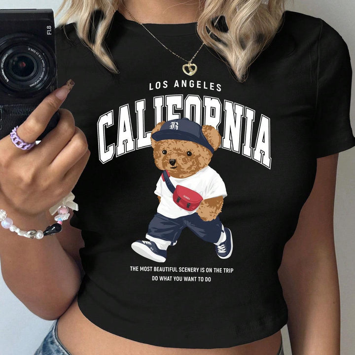 Damer Crop-T-shirt med lekfullt björnmotiv och moderiktig text Mirla-Eva Jonsson