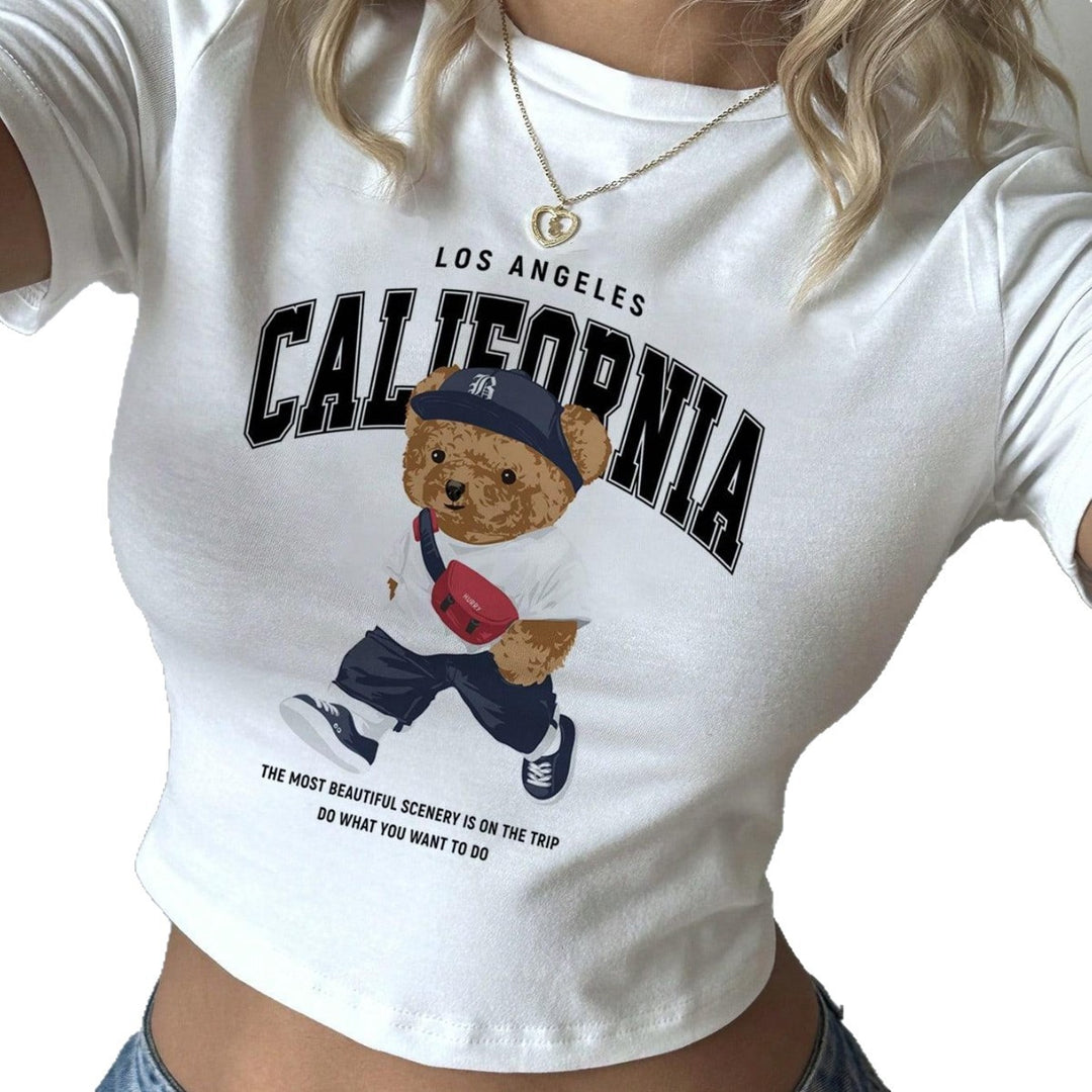 Damer Crop-T-shirt med lekfullt björnmotiv och moderiktig text Mirla-Eva Jonsson