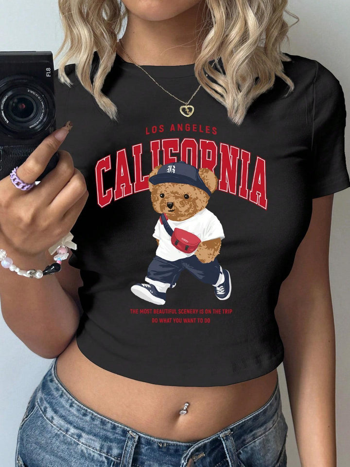Damer Crop-T-shirt med lekfullt björnmotiv och moderiktig text Mirla-Eva Jonsson