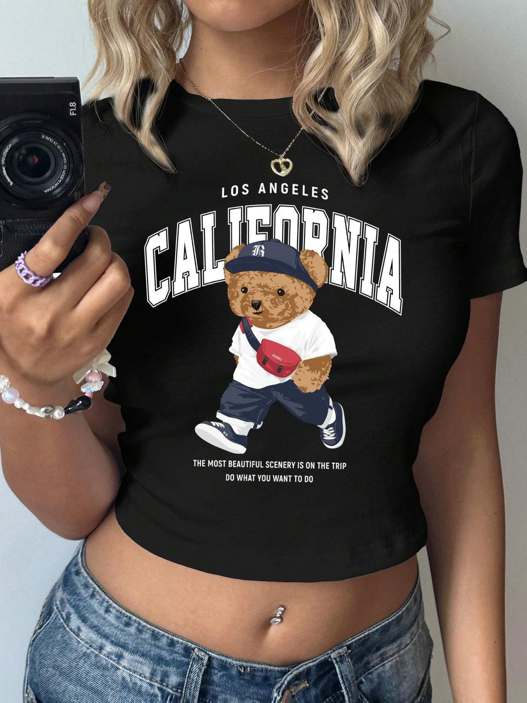 Damer Crop-T-shirt med lekfullt björnmotiv och moderiktig text Mirla-Eva Jonsson