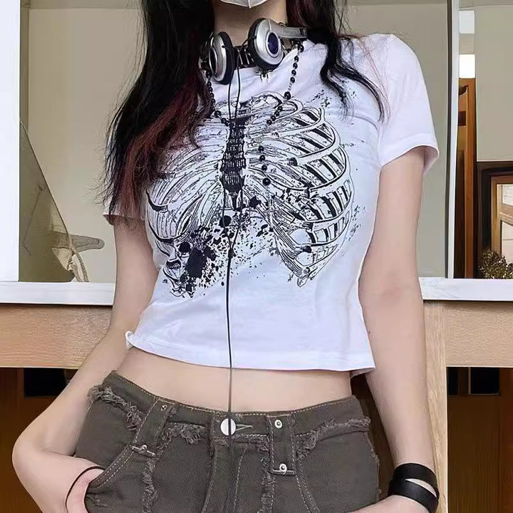 Damer Crop-T-shirt med lekfullt läppmotiv och modern text Mirla-Eva Jonsson