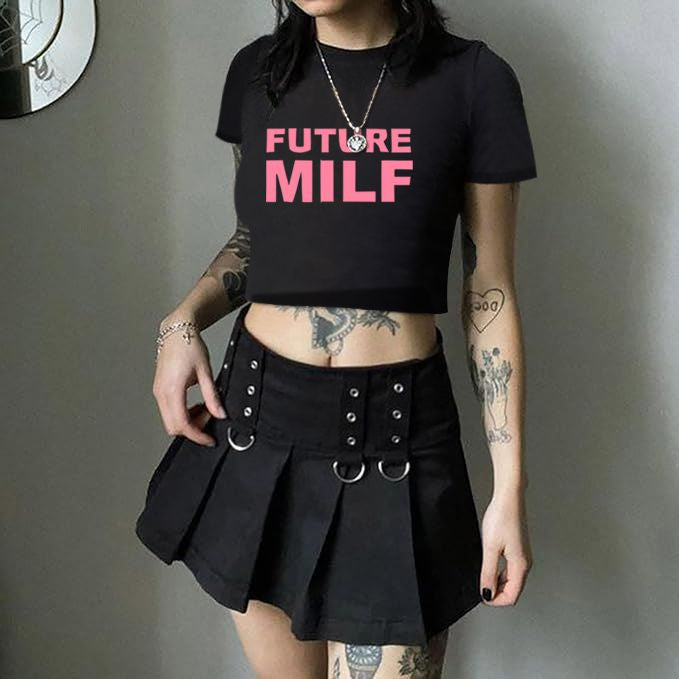 Damer Crop-T-shirt med lekfullt läppmotiv och modern text Mirla-Eva Jonsson